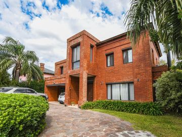 Casa de 3 dormitorios en venta con pileta en barrio cerrado Funes