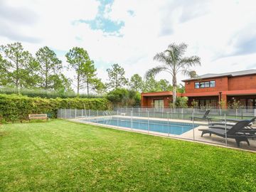 Casa de 3 dormitorios en venta con pileta en barrio cerrado Funes