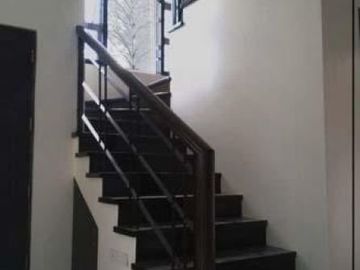 Single Detached House in Commonwealth for Sale at