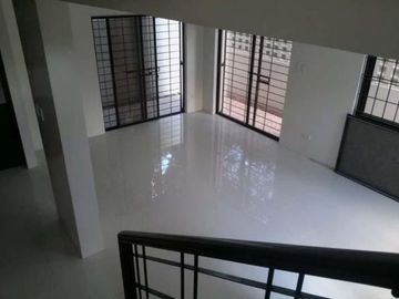 Single Detached House in Commonwealth for Sale at