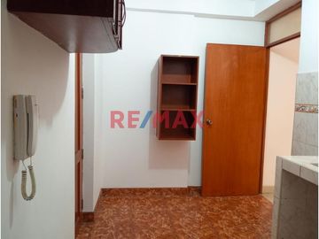 Venta de iluminado departamento en 4to piso con Cochera independiente, con doble entrada por sala y cocina
Ubicado en Urb Daniel Hoyle # 322 a pocos