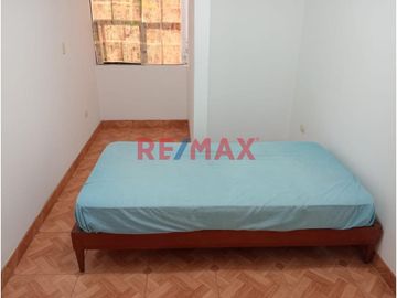 Venta de iluminado departamento en 4to piso con Cochera independiente, con doble entrada por sala y cocina
Ubicado en Urb Daniel Hoyle # 322 a pocos