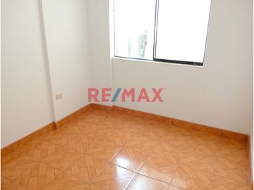 Venta de iluminado departamento en 4to piso con Cochera independiente, con doble entrada por sala y cocina
Ubicado en Urb Daniel Hoyle # 322 a pocos