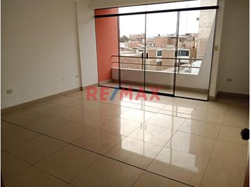 Venta de iluminado departamento en 4to piso con Cochera independiente, con doble entrada por sala y cocina
Ubicado en Urb Daniel Hoyle # 322 a pocos