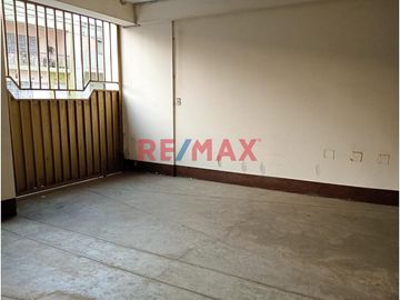 Venta de iluminado departamento en 4to piso con Cochera independiente, con doble entrada por sala y cocina
Ubicado en Urb Daniel Hoyle # 322 a pocos