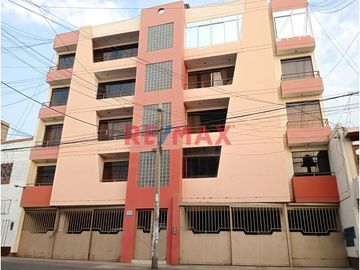 Venta de iluminado departamento en 4to piso con Cochera independiente, con doble entrada por sala y cocina
Ubicado en Urb Daniel Hoyle # 322 a pocos