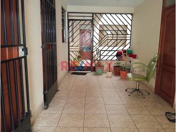 Venta de iluminado departamento en 4to piso con Cochera independiente, con doble entrada por sala y cocina
Ubicado en Urb Daniel Hoyle # 322 a pocos