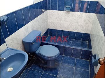 Venta de iluminado departamento en 4to piso con Cochera independiente, con doble entrada por sala y cocina
Ubicado en Urb Daniel Hoyle # 322 a pocos