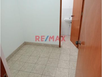 Venta de iluminado departamento en 4to piso con Cochera independiente, con doble entrada por sala y cocina
Ubicado en Urb Daniel Hoyle # 322 a pocos