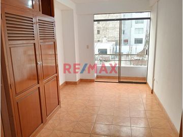 Venta de iluminado departamento en 4to piso con Cochera independiente, con doble entrada por sala y cocina
Ubicado en Urb Daniel Hoyle # 322 a pocos