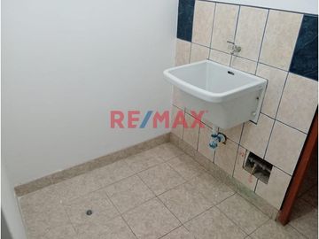 Venta de iluminado departamento en 4to piso con Cochera independiente, con doble entrada por sala y cocina
Ubicado en Urb Daniel Hoyle # 322 a pocos