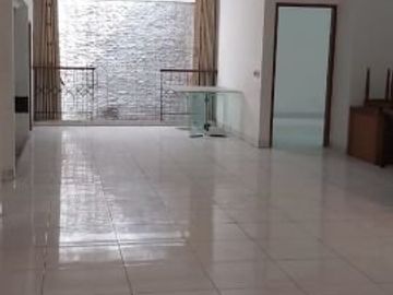 DISEWAKAN !! Rumah Bagus dan Rapih Jalan 2 Mobil di Gading Putih , Bisa Nego
