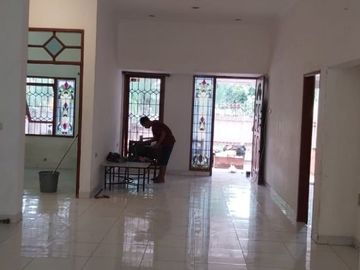 DISEWAKAN !! Rumah Bagus dan Rapih Jalan 2 Mobil di Gading Putih , Bisa Nego