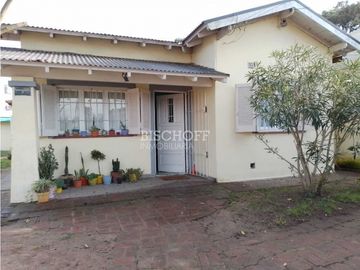 VENTA EN BLOCK, CHALET 3 AMB + 8 HABITACIONES CON BAÑO PRIVADO.