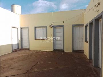 VENTA EN BLOCK, CHALET 3 AMB + 8 HABITACIONES CON BAÑO PRIVADO.