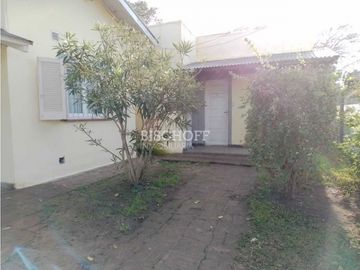 VENTA EN BLOCK, CHALET 3 AMB + 8 HABITACIONES CON BAÑO PRIVADO.
