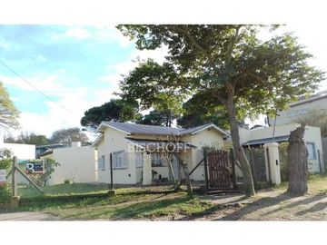 VENTA EN BLOCK, CHALET 3 AMB + 8 HABITACIONES CON BAÑO PRIVADO.