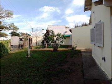 VENTA EN BLOCK, CHALET 3 AMB + 8 HABITACIONES CON BAÑO PRIVADO.