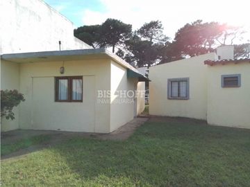 VENTA EN BLOCK, CHALET 3 AMB + 8 HABITACIONES CON BAÑO PRIVADO.