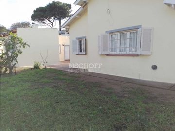 VENTA EN BLOCK, CHALET 3 AMB + 8 HABITACIONES CON BAÑO PRIVADO.