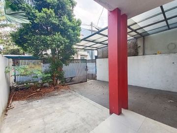 Di Sewakan Rumah 3 Kamar Cocok Untuk Kantor Jl. Suryalaya Bandung