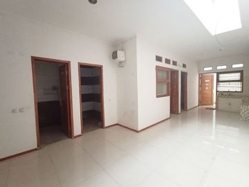 Di Sewakan Rumah 3 Kamar Cocok Untuk Kantor Jl. Suryalaya Bandung