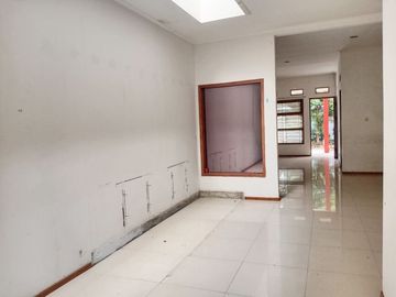 Di Sewakan Rumah 3 Kamar Cocok Untuk Kantor Jl. Suryalaya Bandung