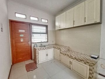 Di Sewakan Rumah 3 Kamar Cocok Untuk Kantor Jl. Suryalaya Bandung