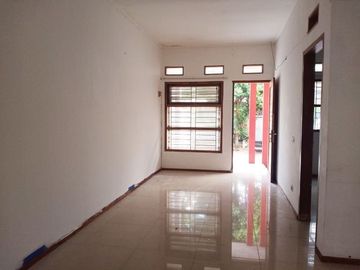 Di Sewakan Rumah 3 Kamar Cocok Untuk Kantor Jl. Suryalaya Bandung