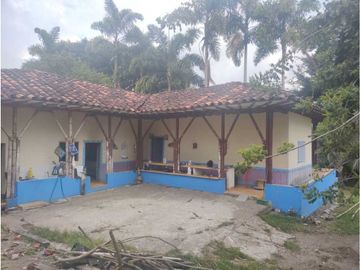 HERMOSA FINCA PLANA EN EL EJE CAFETERO