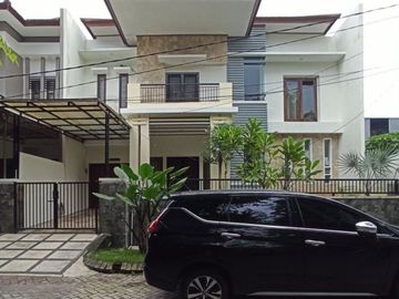 Rumah Araya 2, STRATEGIS, depan taman, Row 3 mobil