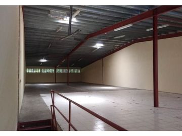 Amplia galera ubicada en El Crisol (ID 12071)