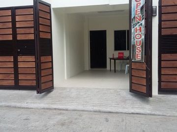 DILIMAN QUEZON CITY WITH 2-PARKING 3-BEDROOMS NEAR KALAYAAN