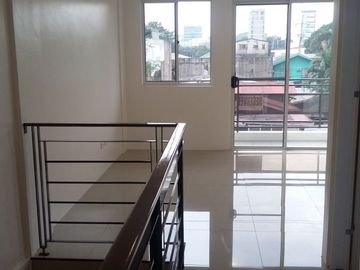 DILIMAN QUEZON CITY WITH 2-PARKING 3-BEDROOMS NEAR KALAYAAN