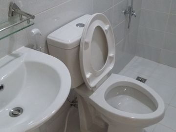 DILIMAN QUEZON CITY WITH 2-PARKING 3-BEDROOMS NEAR KALAYAAN
