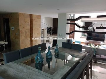 CASA EN VENTA EN SAN JUAN DEL RIO EN LOMAS DE SAN JUAN MIRNA
