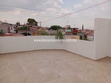 CASA EN VENTA EN SAN JUAN DEL RIO EN LOMAS DE SAN JUAN MIRNA
