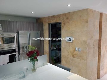 CASA EN VENTA EN SAN JUAN DEL RIO EN LOMAS DE SAN JUAN MIRNA