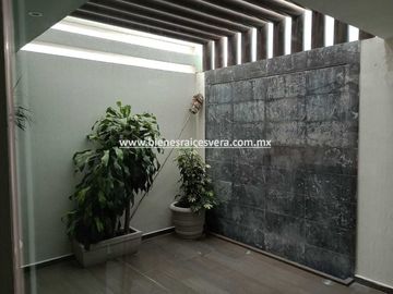 CASA EN VENTA EN SAN JUAN DEL RIO EN LOMAS DE SAN JUAN MIRNA