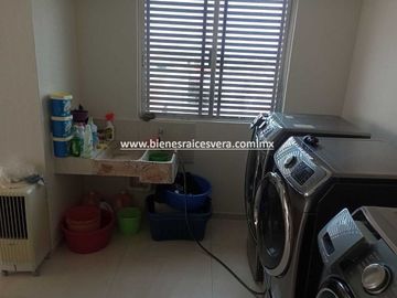 CASA EN VENTA EN SAN JUAN DEL RIO EN LOMAS DE SAN JUAN MIRNA
