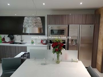 CASA EN VENTA EN SAN JUAN DEL RIO EN LOMAS DE SAN JUAN MIRNA