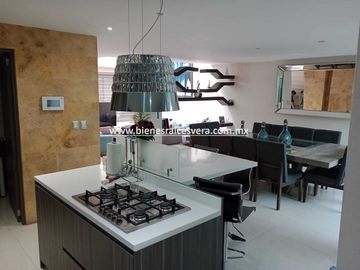 CASA EN VENTA EN SAN JUAN DEL RIO EN LOMAS DE SAN JUAN MIRNA