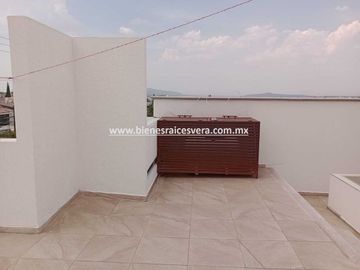 CASA EN VENTA EN SAN JUAN DEL RIO EN LOMAS DE SAN JUAN MIRNA