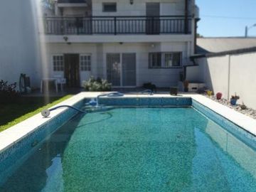 CHALET 6 AMB CON PARQUE Y PILETA