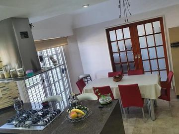 CHALET 6 AMB CON PARQUE Y PILETA