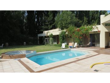 VENDE CASA EN CHACRAS DE CORIA - CALLEJON PRIVADO
