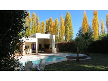 VENDE CASA EN CHACRAS DE CORIA - CALLEJON PRIVADO