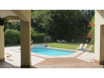VENDE CASA EN CHACRAS DE CORIA - CALLEJON PRIVADO