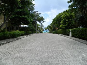 Propiedad con 2 departamentos a pasos de la playa en Playacar fase 1