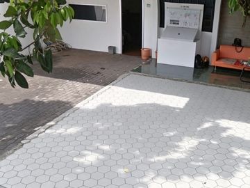 DISEWAKAN RUMAH TUA & LUAS DI LEBAK BULUS - JAKARTA SELATAN